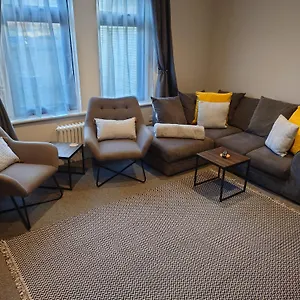 https://newly-renovated-2-bed-bungalow.tophotelsbath.com